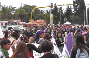 Mujeres marcharon en Colombia para alzar su voz, pero algunos disturbios empañaron la jornada
