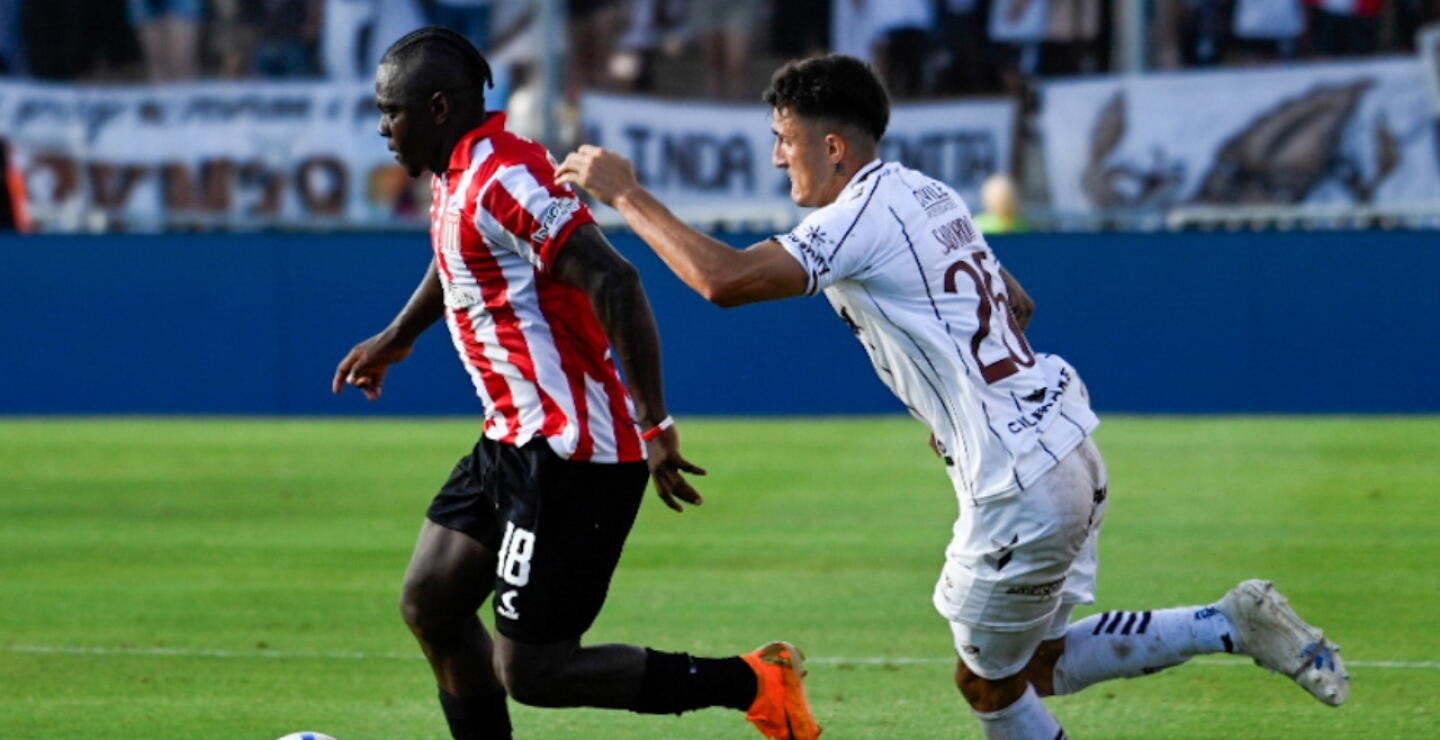 Edwuin Cetré en acción de juego con Estudiantes en la final del Trofeo de Campeones frente a Platense.