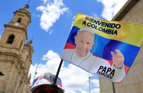 Los sectores cercanos a la plaza de Bolívar se han convertido en el lugar ideal para vender productos con el rostro del obispo de Roma.