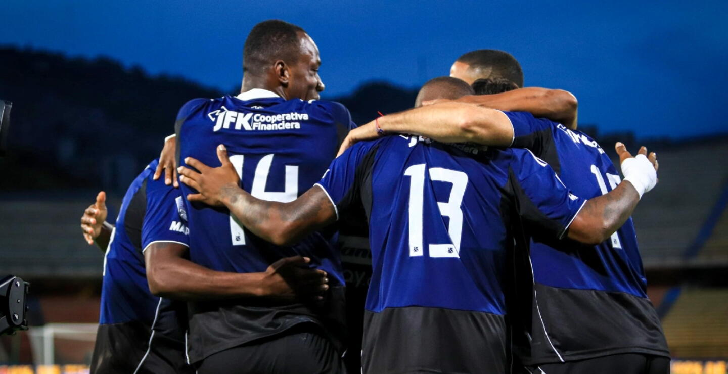 Jugadores del Medellín y un festejo de gol contra Millonarios en el Atanasio Girardot. 
