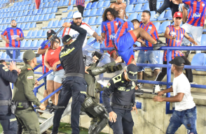 Enfrentamientos entre la policía e hinchas de Unión Magdalena, en el estadio Sierra Nevada