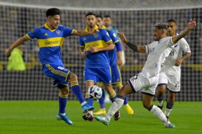 Acción de juego del partido entre Boca Juniors y Nacional de Uruguay por Copa Libertadores