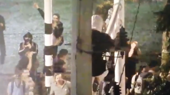 348913_BLU Radio. Encapuchados destruyeron cámaras de seguridad afuera de la Universidad de Antioquia / Foto: @ficogutierrez