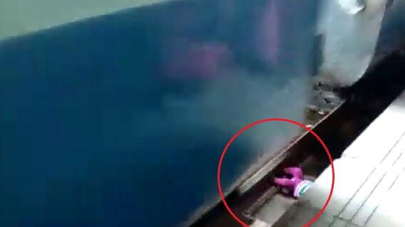 320592_BLU Radio, bebé atrapada en riel del tren / Foto: AFP