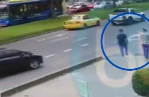 En Bogotá, el conductor de un vehículo atropelló a dos personas y se estrelló contra un edificio