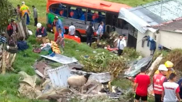 Once heridos en accidente de bus intermunicipal que rodó por un abismo en la vía Bogotá-Medellín