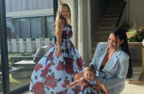 Andrea Valdiri junto a sus hijas