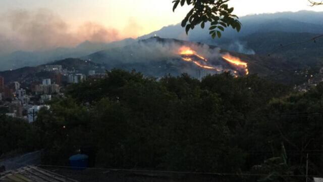 Arde Cristo Rey: emergencia por incendio en el icónico cerro y otros dos puntos de Cali Arde Cristo Rey: emergencia por incendio en el icónico cerro y otros dos puntos de Cali