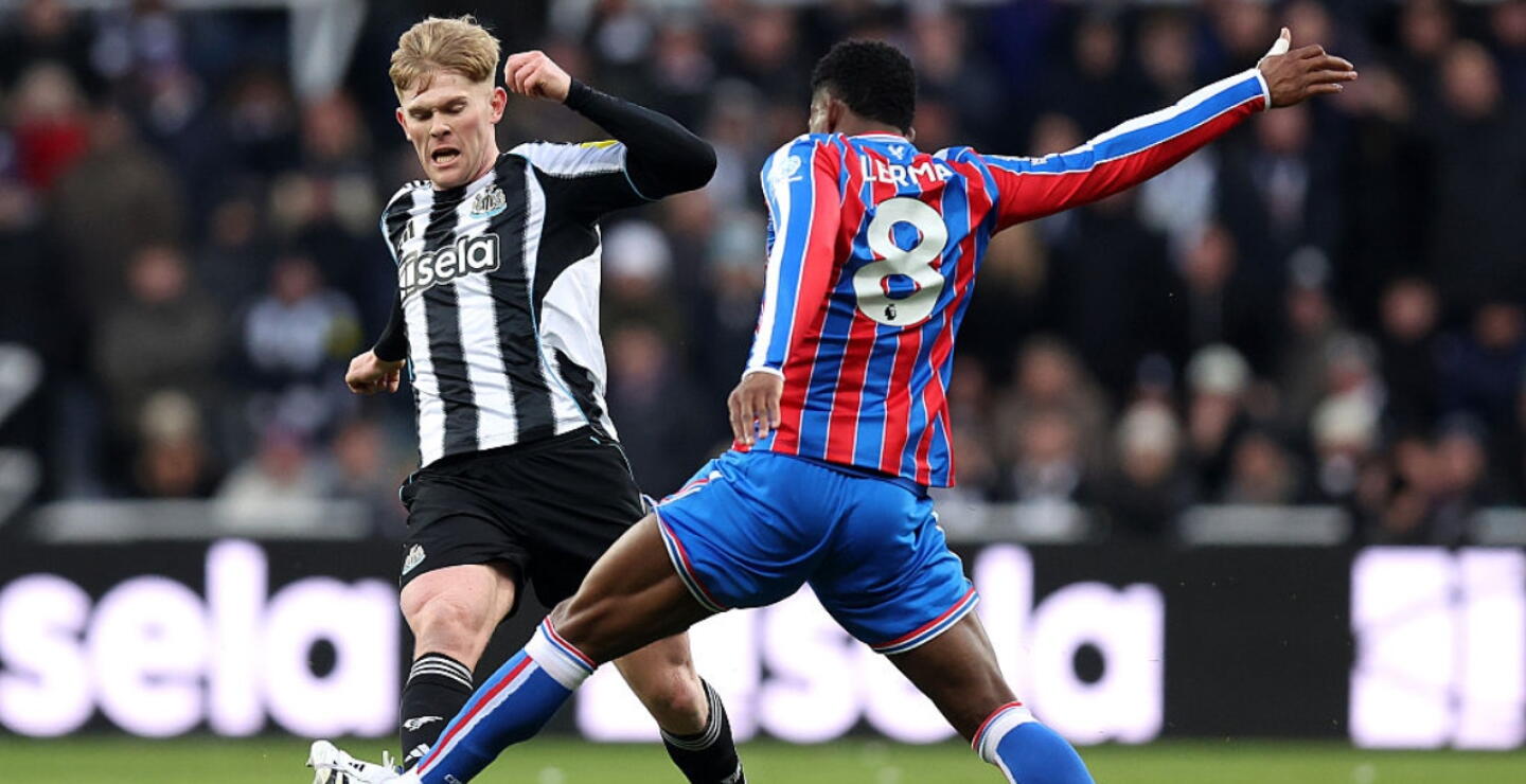 Jefferson Lerma en Newcastle vs. Crystal Palace por la Premier League.