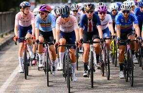 Paula Patiño (a la derecha), ciclista colombiana. Paula Patiño (a la derecha), ciclista colombiana.