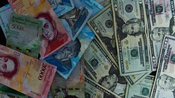 322469_Foto: Bolívares y dólares / AFP