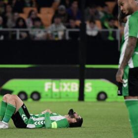 Isco, compañero del 'Cucho' Hernández en Betis, salió lesionado en juego de Europa League. 