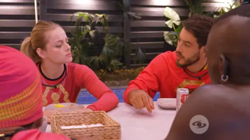 Gaspar escucha los comentarios de Omega 