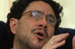 El senador colombiano Iván Cepeda habla durante una entrevista con AFP.
