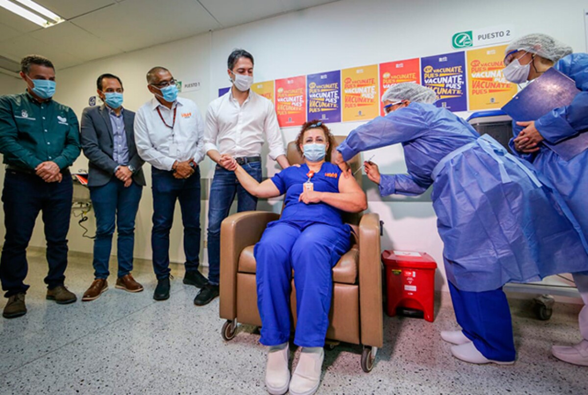 alcalde-daniel-quintero-en-inicio-de-vacunacion-en-medellin.jpg