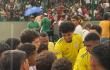 Luis Díaz compartió con algunos jóvenes y niños en su natal Barrancas.