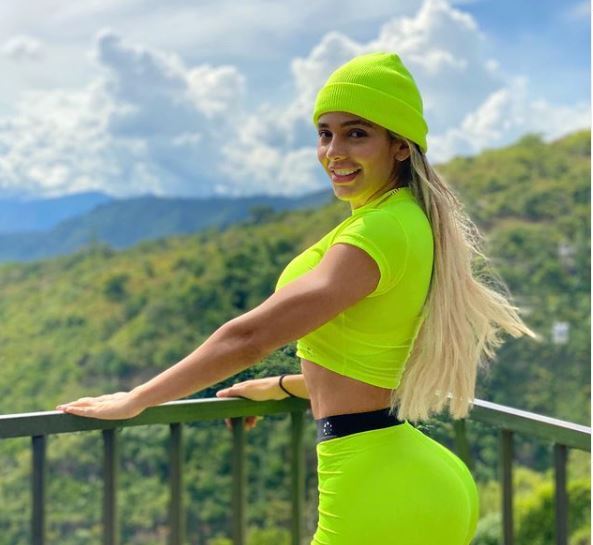 Paola Usme casi se 'sale' del mini bikini que usó de vacaciones en una