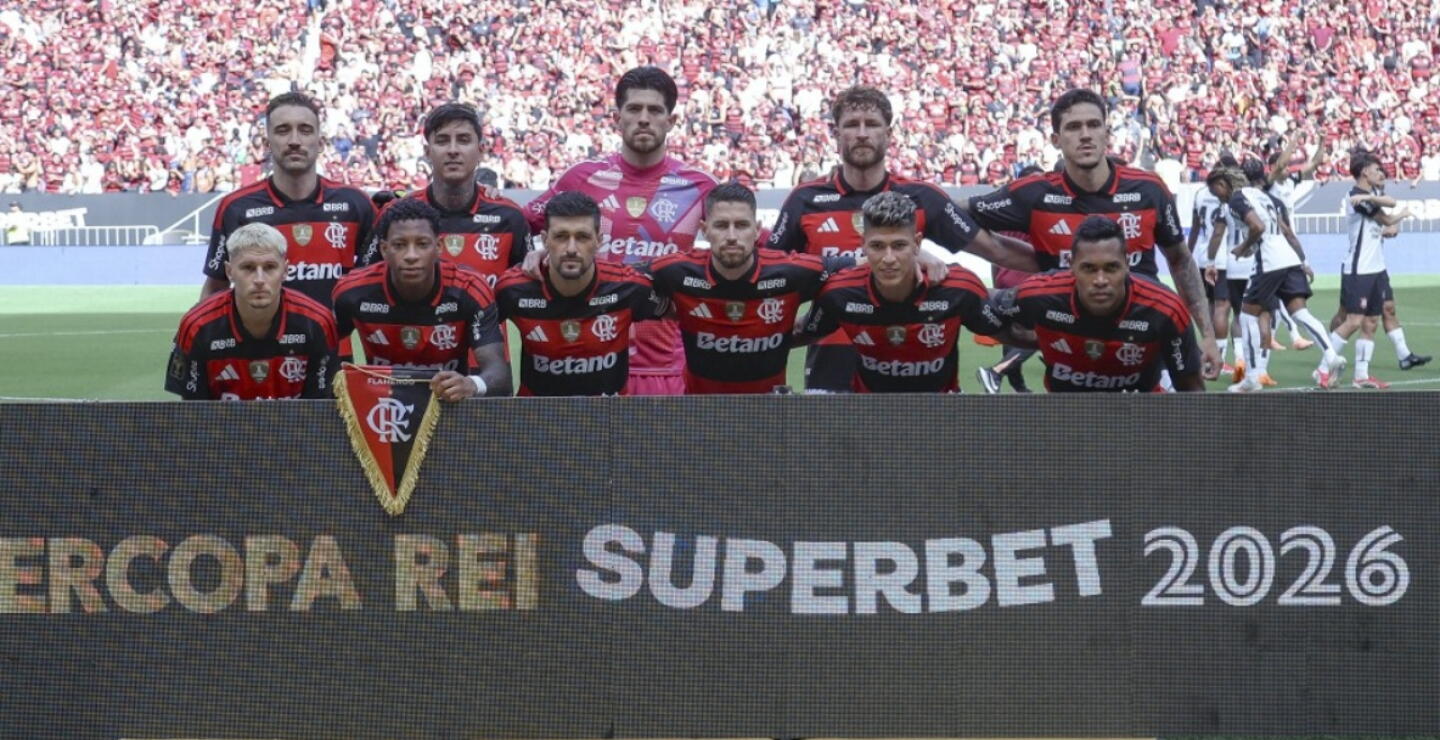 Jorge Carrascal en la formación del Flamengo contra Corinthians por la Supercopa de Brasil. 