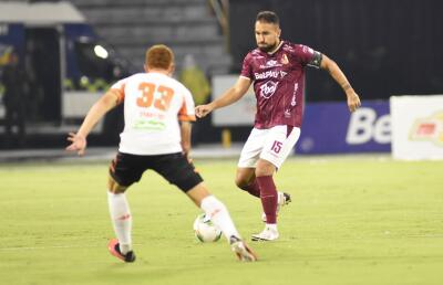 Acción de juego entre Tolima y Envigado, por Liga BetPlay Acción de juego entre Tolima y Envigado, por Liga BetPlay