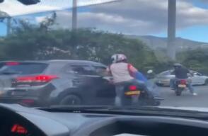 Por fleteos en Medellín, buscan a estos delincuentes que quedaron en video