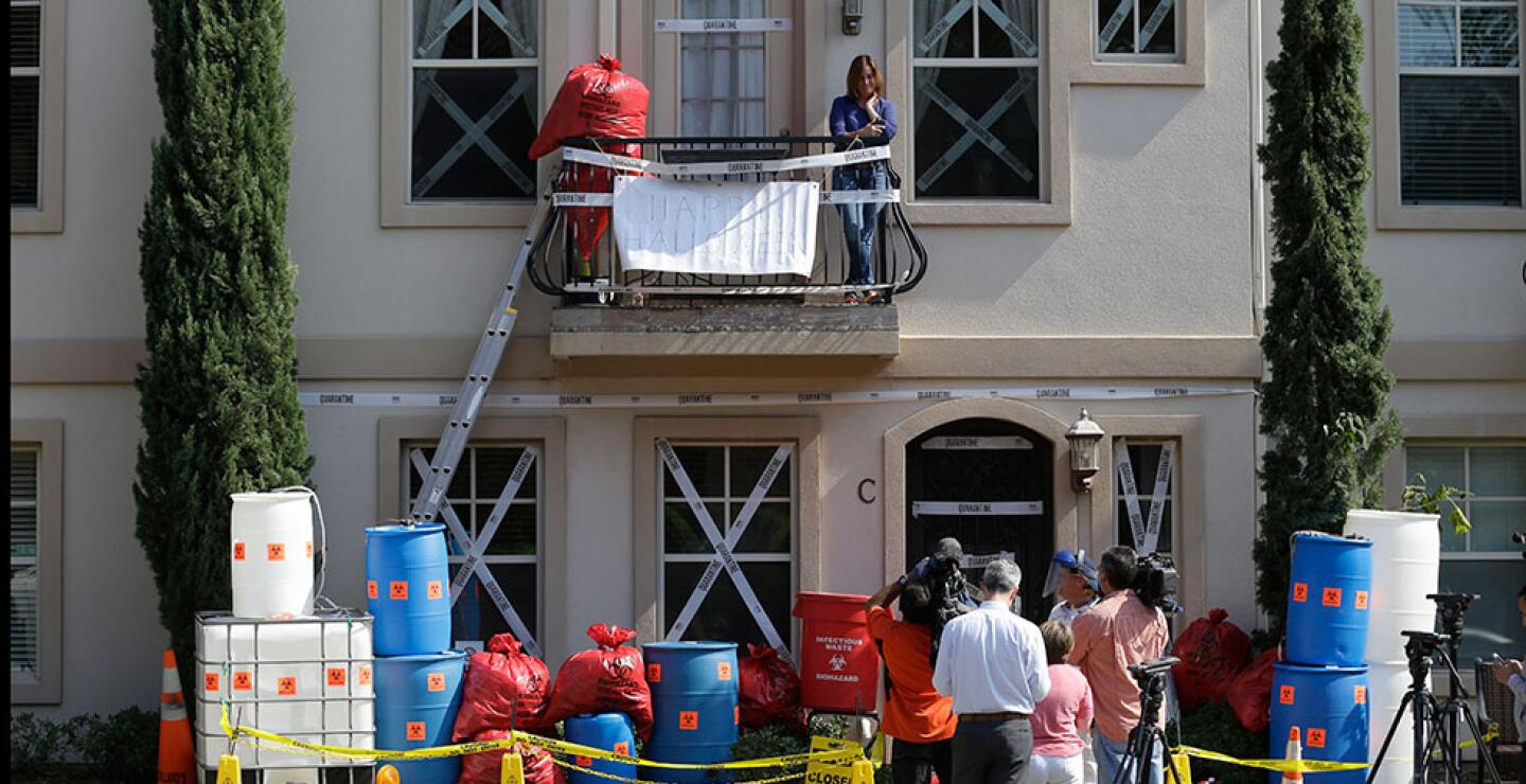 James Faulk apiló barriles con advertencias de "riesgo biológico", acordonó su patio en el vecindario University Park con cinta de precaución amarilla, y puso cinta blanca en la puerta y las ventanas que decía "cuarentena", recreand