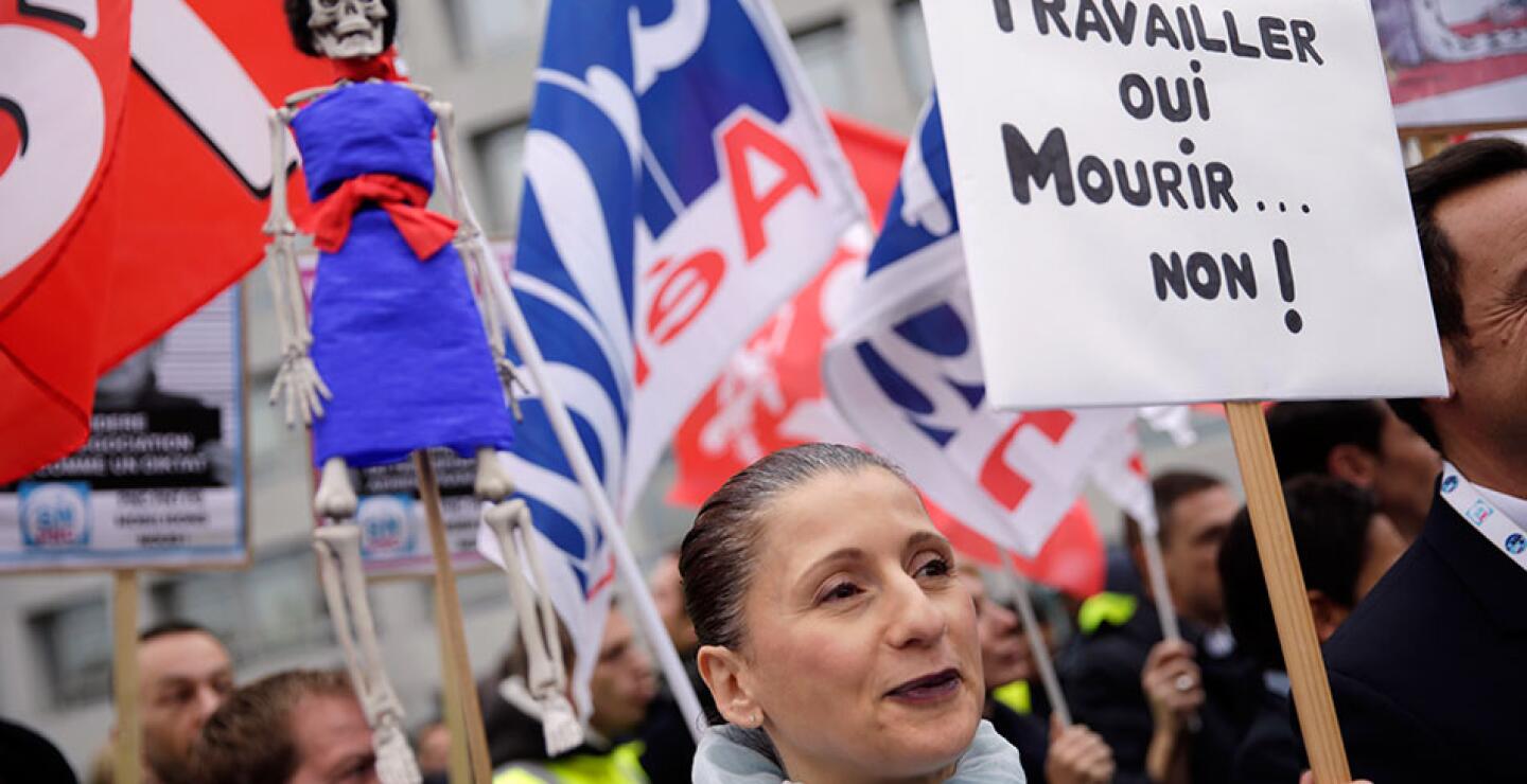 Mientras que el presidente de Air France, Frédéric Gagey, abandonaba de forma precipitada el lugar al ver entrar a los trabajadores, estos rodearon al director de recursos humanos, Xavier Broseta, a quien desgarraron la camisa.