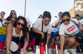 Amigos de los fallecidos en las discotecas Fonda Milagros y Teatre, en Murcia, España, se concentraron el lunes a las puertas de estos locales en apoyo a las familias de las víctimas.