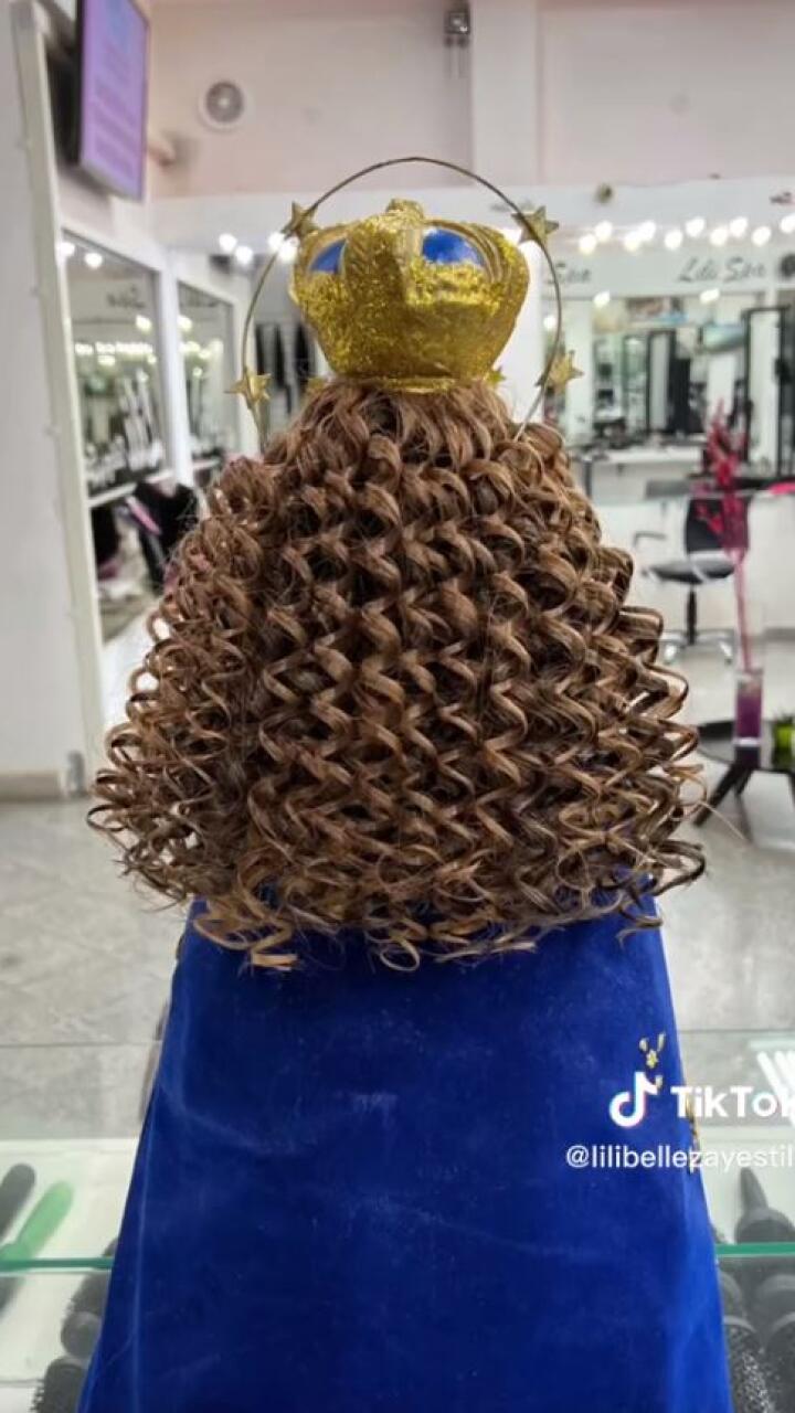 Por una promesa, llevaron a Virgen de cerámica a una peluquería para hacerle un nuevo peinado