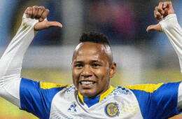 Jaminton Campaz celebra su gol con Rosario Central a Aldosivi.