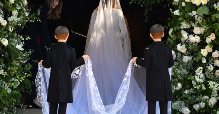 La corte de pajecitos, en la que estaban los hijos del príncipe William, sostuvo la cola del vestido de la nueva duquesa de Sussex.