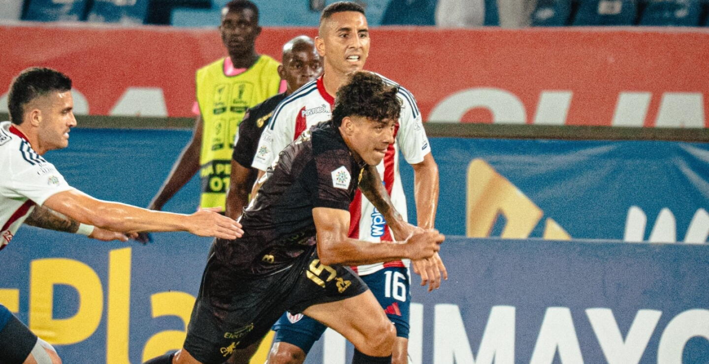 Acción de juego entre Junior y América por la ida de los cuartos de final de la Copa BetPlay. 