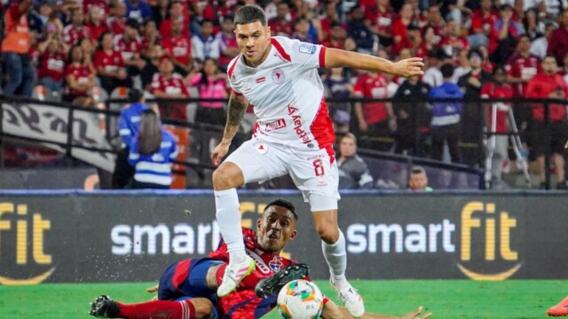 Juan Fernando Quintero en acción de juego con América en los cuadrangulares. 