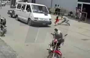 Hombre salva a niña de ser atropellada