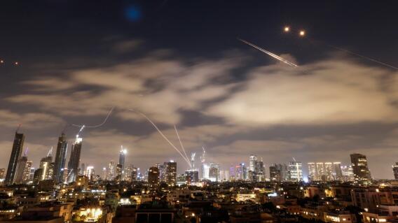 Los sistemas de defensa aérea israelíes se activan para interceptar misiles iraníes sobre la ciudad israelí de Tel Aviv en medio de un nuevo bombardeo de cohetes iraníes el 15 de junio de 2025. Los sistemas de defensa aérea israelíes se activan para interceptar misiles iraníes sobre la ciudad israelí de Tel Aviv en medio de un nuevo bombardeo de cohetes iraníes el 15 de junio de 2025.