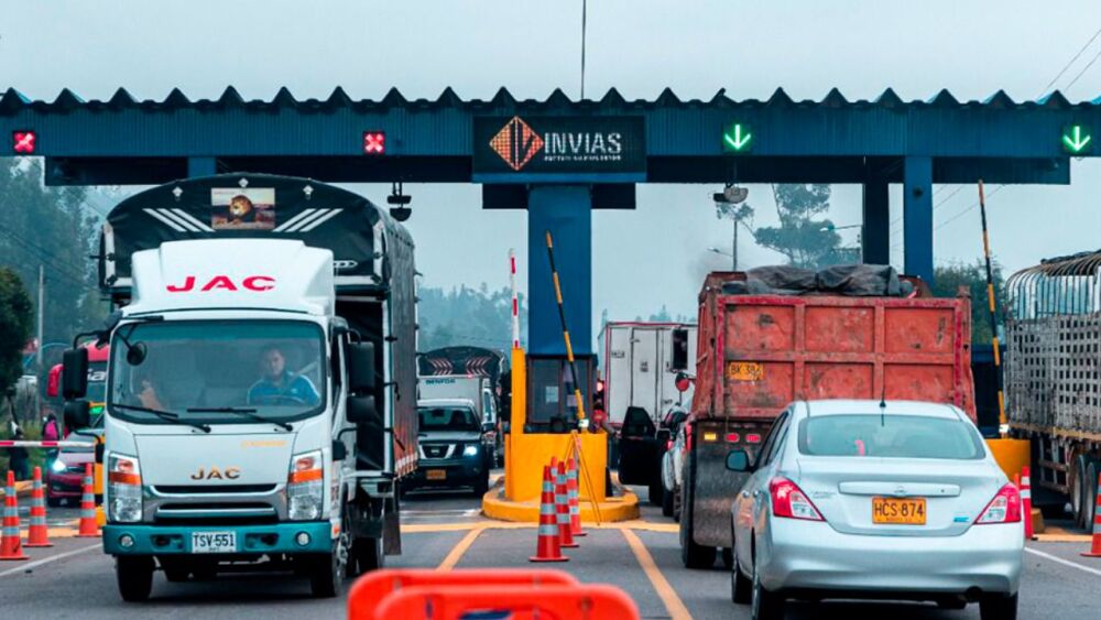 Decenas de carros transitando por las casetas de un peaje en Colombia. MinTransporte anunció que subirá el precio de los peajes en el país. Decenas de carros transitando por las casetas de un peaje en Colombia. MinTransporte anunció que subirá el precio de los peajes en el país.