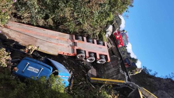 Grave accidente de tránsito en vía Calarcá-Alto de la Línea: tractocamión se fue al abismo Grave accidente de tránsito en vía Calarcá-Alto de la Línea: tractocamión se fue al abismo