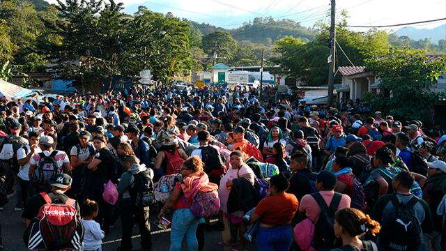 Desafiando a la Policía, cerca de mil hondureños cruzaron la frontera con Guatemala Desafiando a la Policía, cerca de mil hondureños cruzaron la frontera con Guatemala