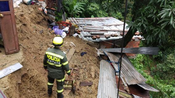319165_BLU Radio. Derrumbe destruyó una casa en Bucaramanga/ foto: Policía.