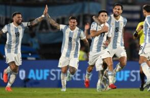 Selección Argentina celebra gol contra Uruguay.