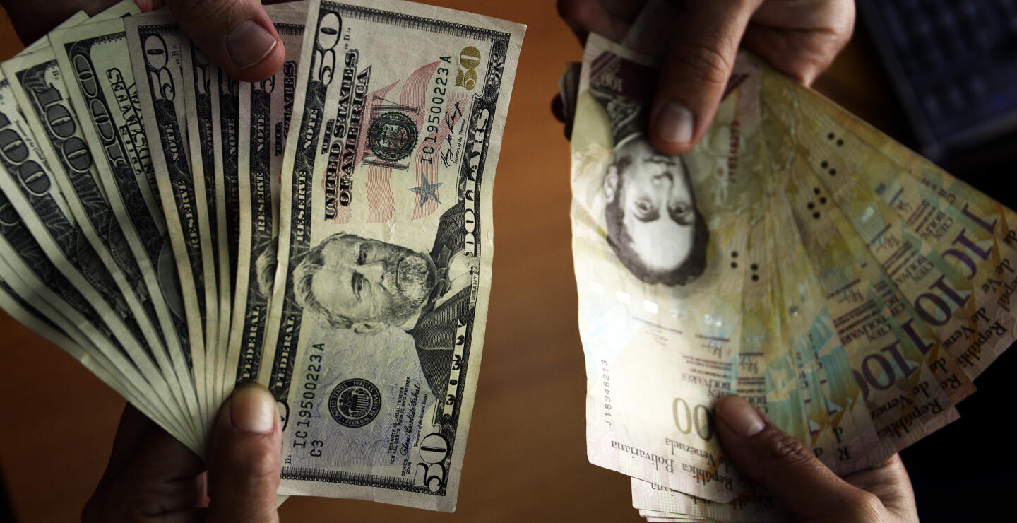 291526_BLU Radio. Dólares - Bolívares // Foto: AFP