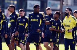 Jhon Durán, en un entrenamiento con el Fenerbahce  Jhon Durán, en un entrenamiento con el Fenerbahce