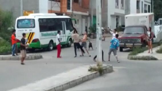 277364_Foto tomada de vídeo grabado por vecino de pelea entre jóvenes de Piedecuesta