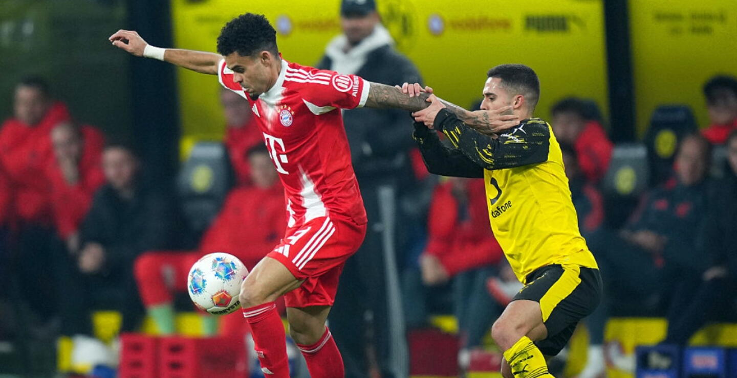 Luis Díaz en acción de juego con Bayern Múnich frente al Borussia Dortmund.