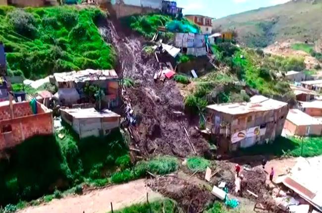 Una madre y dos de sus hijos, de 1 y 4 años, murieron por derrumbe en Soacha