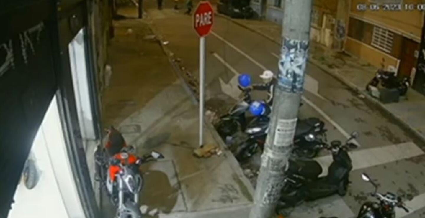 Se robaron moto de un concesionario, quedaron grabados y los capturaron