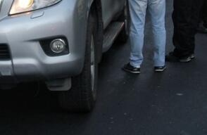 Les pincharon el carro para robarles dólares que acababan de cambiar