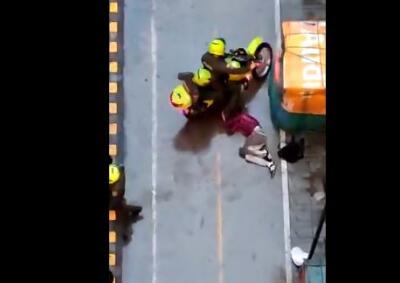 Policías patearon a un protestante 
