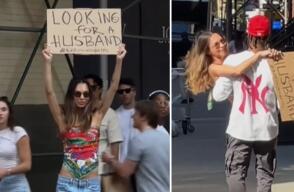 Cansada de estar soltera, una mujer salió a la calle con un cartel que decía “buscando esposo”