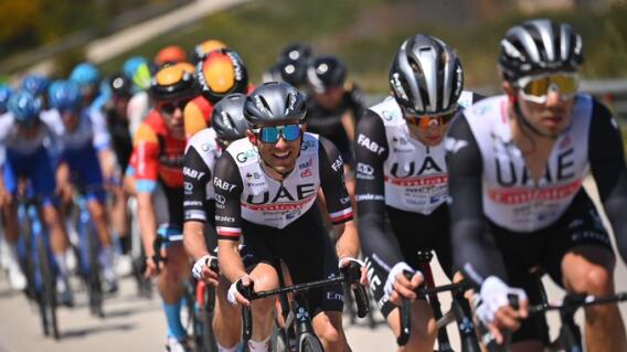 Pelotón de ciclistas en el Giro de Sicilia 2023