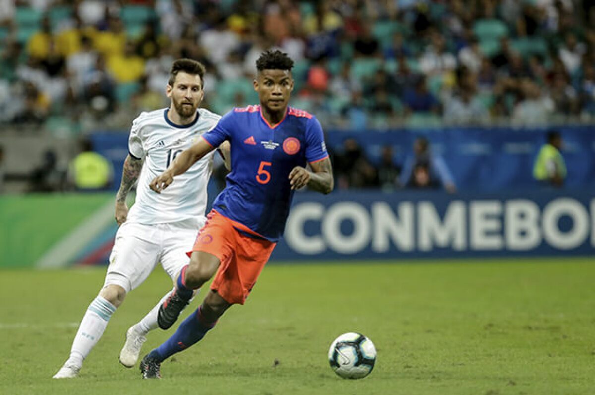 315009_wilmar_barrios_colombia_lionel_messi_180619_cole.jpg